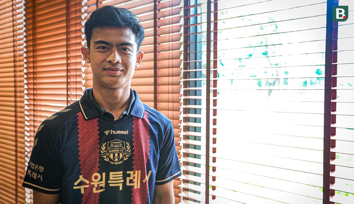 <p>Pratama Arhan berpose di depan fotografer setelah perkenalan pemain baru Suwon FC yang berlangsung di Hotel Sultan, Jakarta, Kamis (15/02/2024) WIB. (Bola.com/Bagaskara Lazuardi)</p>