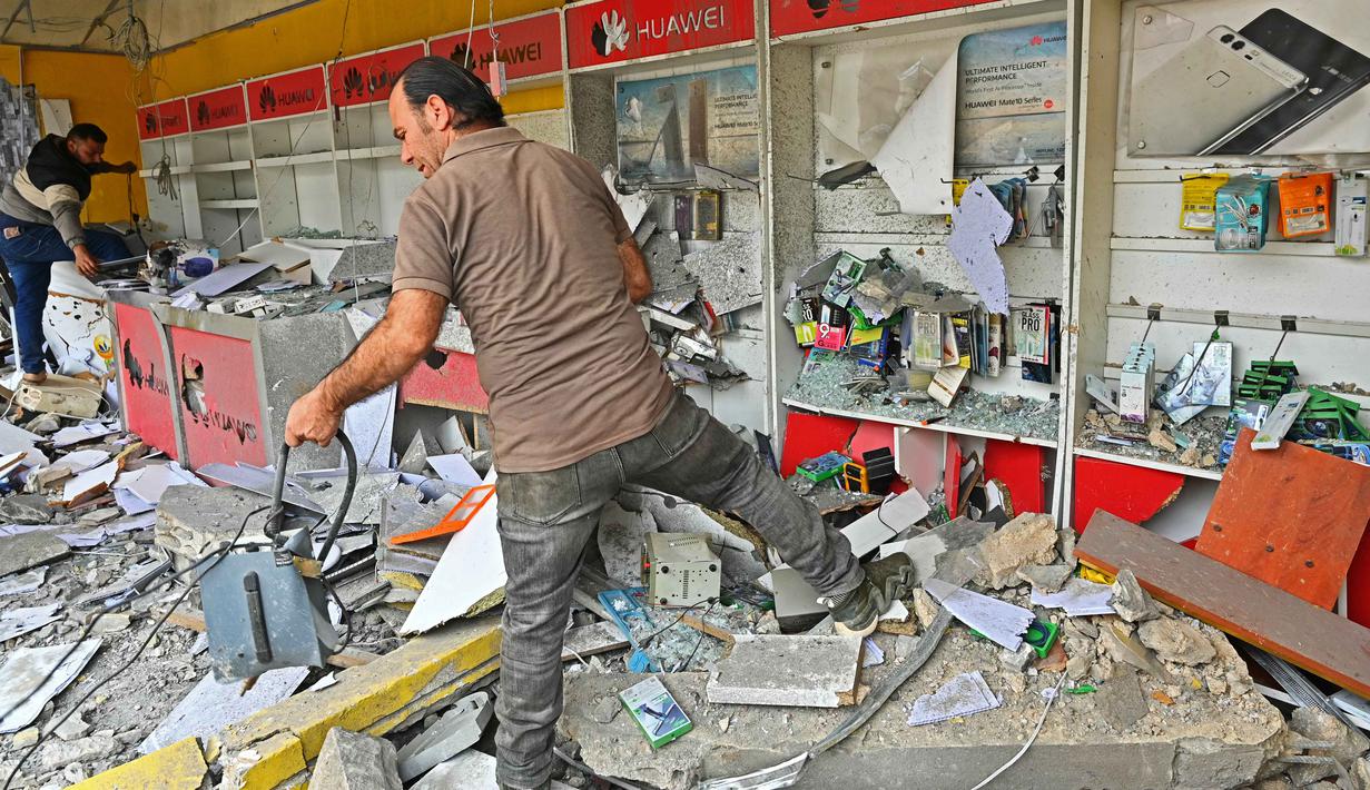 Sebelumnya, Juru Bicara Sekretaris Jenderal (Sekjen) Perserikatan Bangsa Bangsa (PBB) Stephane Dujarric, pada Senin 6 April 2026, mengatakan jumlah pengungsi di Lebanon akibat serangan Israel telah melampaui 1,1 juta jiwa. Tampak dalam foto, warga memeriksa puing-puing toko mereka yang hancur setelah kembali ke kota Nabatieh, Lebanon Selatan pada Sabtu 18 April 2026. (FADEL itani/AFP)