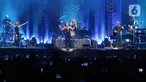 Grup band asal Irlandia, The Corrs saat tampil dalam konsernya di Beach City International Stadium, Jakarta, Sabtu (8/2/2024). (Liputan6.com/Herman Zakharia)