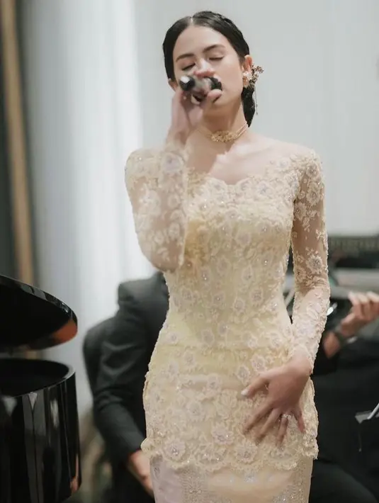 Terlebih, ia juga sempat menyumbangkan suara emasnya di hadapan seluruh tamu.