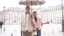 Selama berada di Paris, Sandra Dewi juga membagikan momen romantis dengan sang suami. tampil dengan celana demin serta jaket berwarna baby pink, Sandra Dewi tampak begitu santai bersandar di bahu sang suami. (Liputan6.com/IG/@sandradewi88)