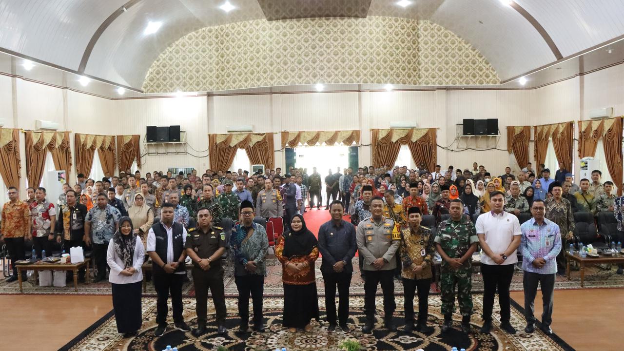 Seluruh kepala desa hingga camat berkumpul bersama pejabat untuk mendinginkan situasi politik di Rokan Hilir.