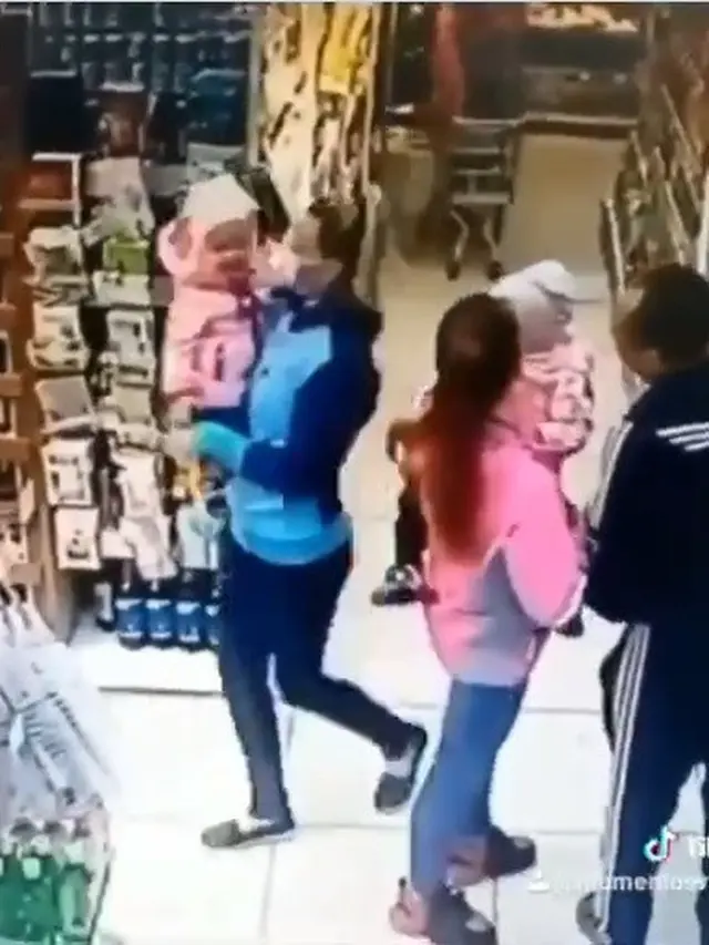 ibu salah gendong anak di supermarket