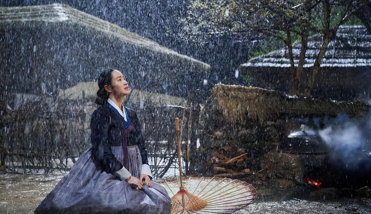 Setiap hari dalam hidupnya penuh dengan cobaan, tetapi dia menahan semuanya demi anak-anaknya. (Foto: Instagram/ tvn_drama)
