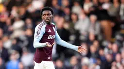 Pemain Aston Villa, Jaden Philogene, berjalan meninggalkan lapangan setelah mendapat kartu merah saat melawan Fulham pada laga pekan kedelapan Premier League 2024/2025 di Stadion Craven Cottage, Sabtu, (19/10/2024). (John Walton/PA via AP)