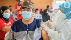 Warga saat divaksin di sentra vaksinasi Covid-19 GSG Istana Kana Cikampek, Sabtu (14/08/2021). Sebanyak 7.500 pelaku Usaha Mikro, Kecil, dan Menengah (UMKM) dan masyarakat ber KTP Kabupaten Karawang mendapatkan suntikan vaksin Covid-19 yang digelar hingga 15 Agustus. (Liputan6.com/HO/Ading)