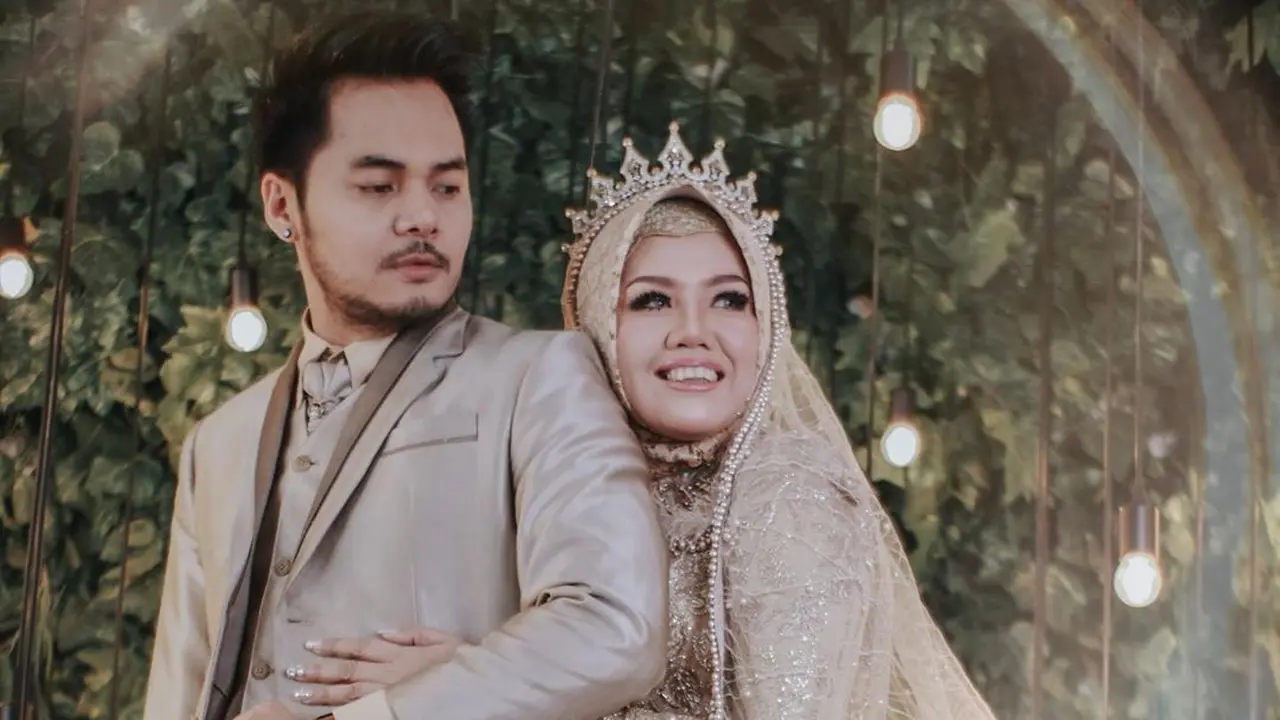 Sudah Move On, Ini 6 Potret Aher Kekasih Baru Elly Sugigi
