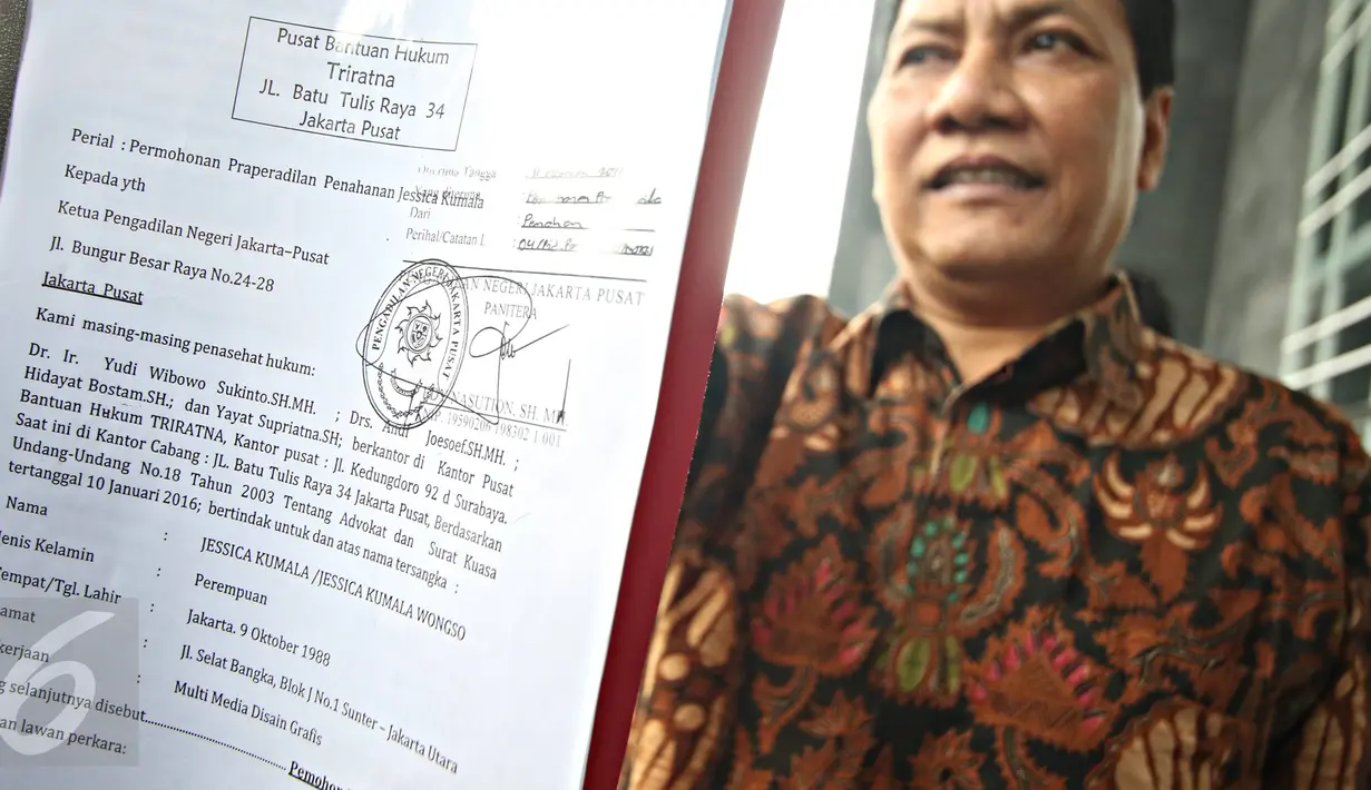 Tim kuasa hukum tersangka kasus dugaan pembunuhan Wayan Mirna Salihin, Jessica Kumala Wongso, memperlihatkan dokumen permohonan praperadilan penahanan kliennya usai sidang perdana di Pengadilan Negeri Jakpus, Selasa (23/2) (Liputan6.com/Imamnuel Antonius)