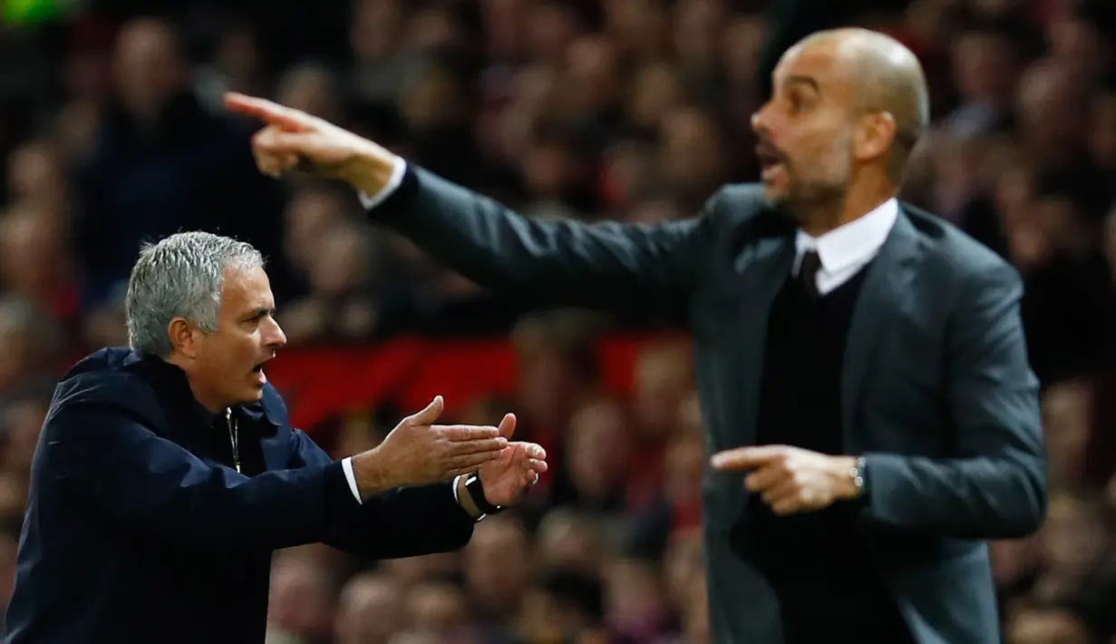 Pelatih Manchester City Pep Guardiola dan pelatih Manchester United Jose Mourinho memberikan instruksi kepada para pemainnya saat pertandingan Piala Liga Inggris (EFL Cup) di Stadion Old Trafford, Manchester, Inggris (26/10). (Reuters/Jason Cairnduff)