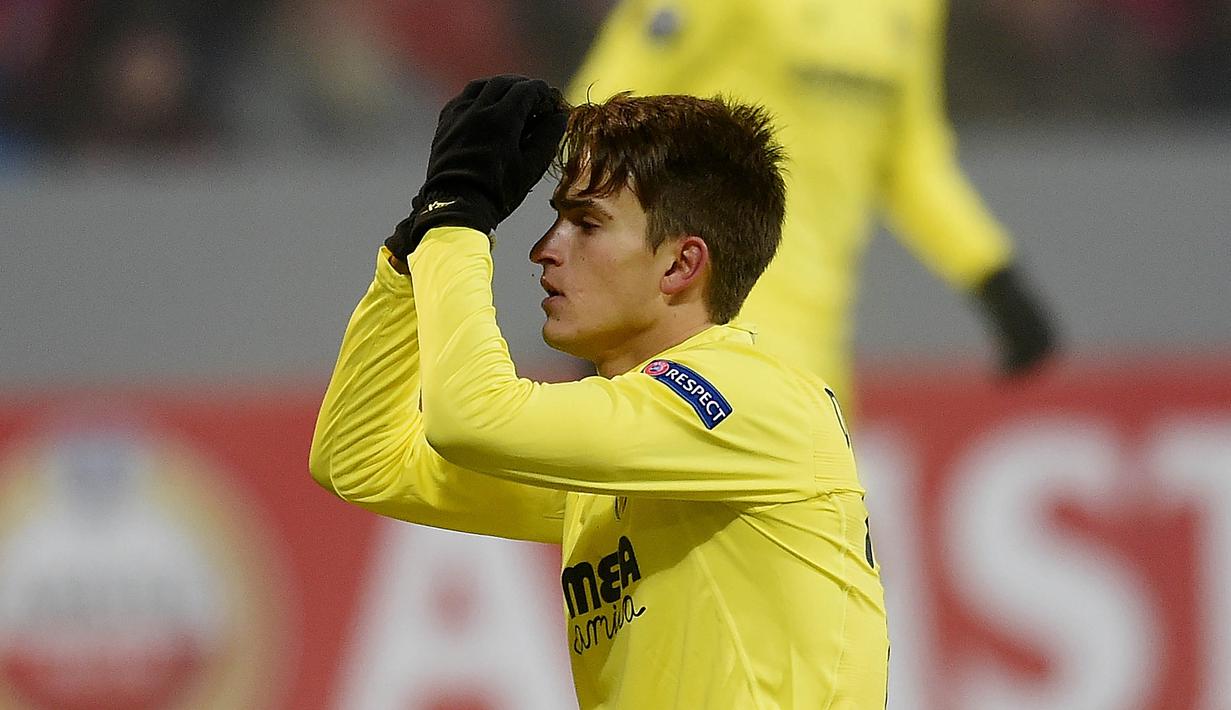 Denis Suarez ketika masih berseragam Villareal saat berlaga melawan Viktoria Plzen pada penyisihan grup Liga Europa di Plzen, Republik Ceko (10/12/2015). Suarez bermain di Villareal sebelum kembali ke Barcelona. (EPA/Filip Singer)