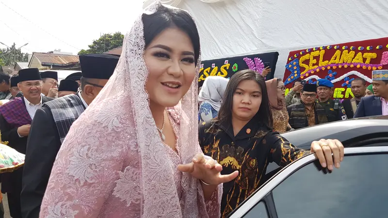 Berkebaya pink, Kahiyang Ayu tampil cantik saat acara pemberian marga