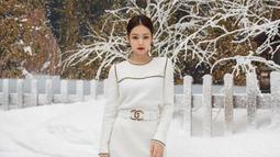 Bagai putri musim dingin, Jennie bergabung dengan sesama peserta di acara Chanel Fall/Winter 2019. Jennie terlihat anggun dengan gaun Chanel. (Foto: Koreaboo)
