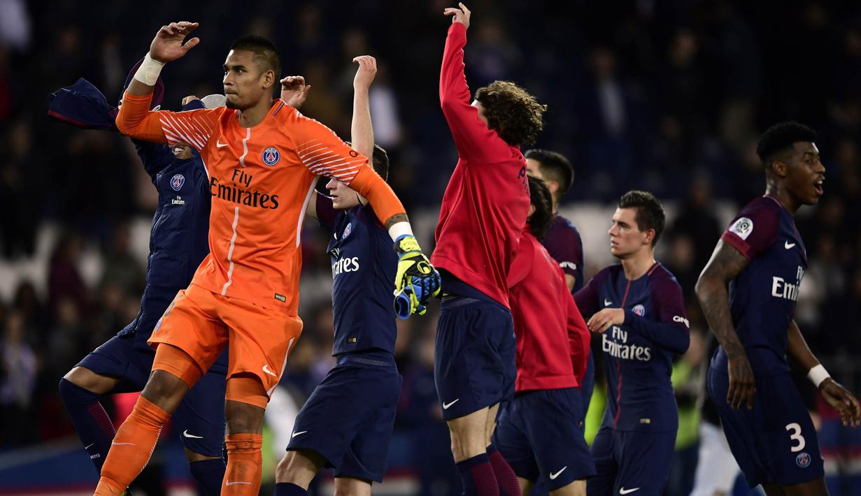 Para pemain PSG merayakan kemenangan atas Nice pada laga Ligue 1 Prancis di Stadion Parc des Princes, Paris, Jumat (27/10/2017). PSG menang 3-0 atas Nice. (AFP/Martin Bureau)