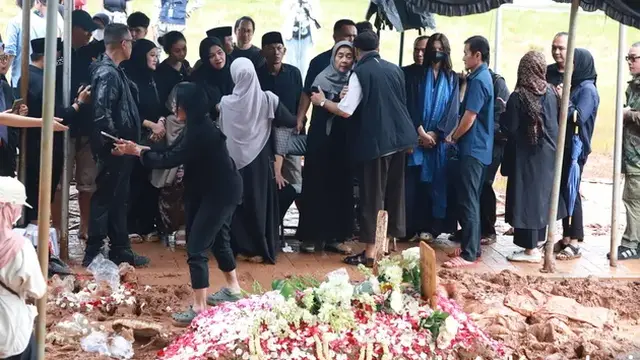 Potret Sheila Dara di Pemakaman Vidi Aldiano, Kenakan Pashmina Warna Biru