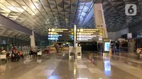 Suasana lengang di Terminal 3 Bandara Internasional Soekarno-Hatta, Tangerang, Kamis (30/4/2020). Dibatalkannya sebagian besar penerbangan akibat pembatasan moda transportasi guna mencegah penyebaran Covid-19 menyebabkan kondisi bandara lebih sepi dibanding biasa. (Liputan6.com/Immanuel Antonius)