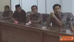 Citizen6, Jember: Perwakilan warga Dusun Mandilis, Desa Sanenrejo yang menjadi korban erosi Sungai Mandilis menemui Komisi C DPRD Kabupaten Jember didampingi oleh DPC relawan perjuangan demokrasi (REPDEM) Jember, Senin (18/4). (Pengirim: Sapto Raharjanto)