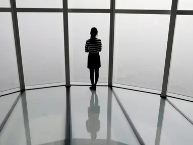 Seorang wanita melihat pemandangan kota yang tercemar polusi udara di Seoul, Korea Selatan, 6 Maret 2019. Polusi debu halus di Korea Selatan telah memuncak dalam beberapa pekan terakhir. (REUTERS/Kim Hong-Ji/File Photo)
