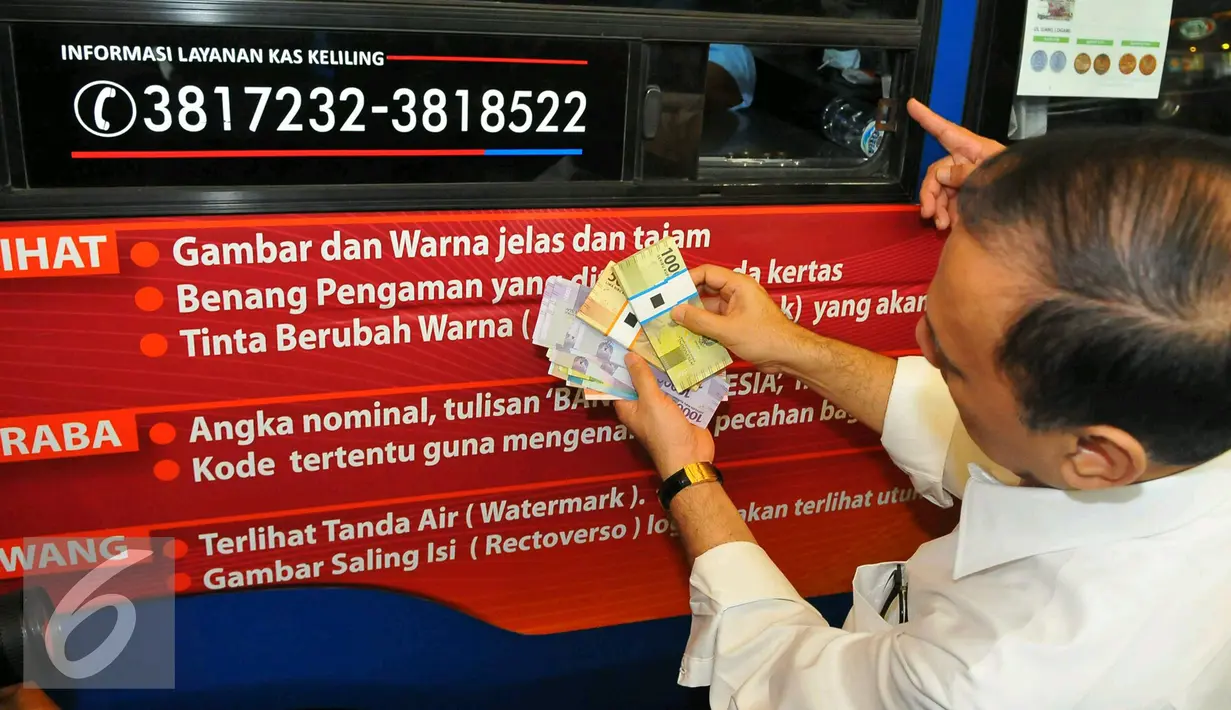 Gubernur BI Agus Martowardojo melakukan sosialisasi uang baru kepada masyarakat di Blok M Square, Jakarta, Senin (19/12). Agus mengatakan uang baru ini memiliki tingkat keamanan yang tinggi. (Liputan6.com/Angga Yuniar)