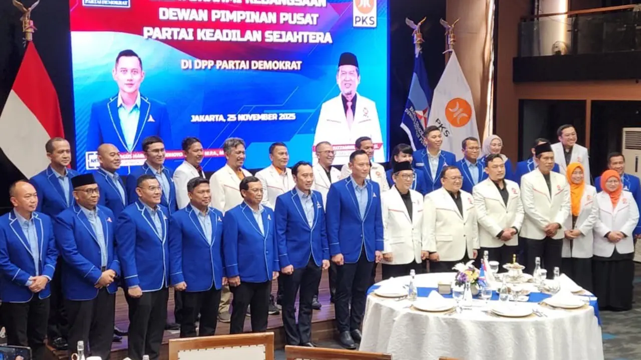 Jajaran elite DPP Partai Keadilan Sejahtera (PKS) menyambangi Kantor DPP Partai Demokrat, di Menteng, Jakarta Pusat, Selasa (25/11/2025).
