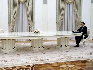 Presiden Prancis Emmanuel Macron (kanan) bertemu dengan Presiden Rusia Vladimir Putin (kiri) di Moskow, Rusia, 7 Februari 2022. Vladimir Putin dan Emmanuel Macron berupaya menemukan titik temu atas Ukraina dan NATO di tengah kekhawatiran Rusia sedang mempersiapkan invasi ke Ukraina. (SPUTNIK/AFP)
