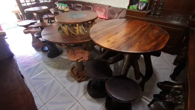 Furniture akar kayu siap kirim. (Dhita/Liputan6.com)