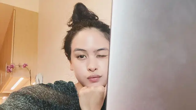 7 Potret Maudy Ayunda saat Tampil Tanpa Makeup, Curi Perhatian