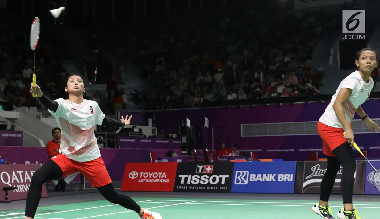 Ganda putri Indonesia, Della Destiara Haris/Rizki Amelia Pradipta mengembalikan kok ke arah pemain Korsel, Baek Hana/Kim Hyerin pada perempat final Bulutangkis Beregu Putri Asian Games 2018 di Jakarta, Senin (20/8). (Liputan6.com/Helmi Fithriansyah)