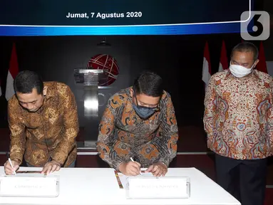 Founder KAHMIPreneur yang juga Anggota DPR Komisi XI Kamrussamad (dua kiri) dan Dirut Bursa Efek Indonesia (BEI) Inarno Djajadi (kanan) saat penandatanganan kerja sama dalam rangka Membangun Ekonomi Anak Muda Melalui Pasar Modal di Gedung BEI, Jakarta, Jumat (7/8/2020). (Liputan6.com/Fery Pradolo)