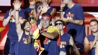 Penyerang Timnas Spanyol, Ferran Torres, mengangkat trofi juara Piala Dunia 2026 dalam perayaan di Cibeles Square, Madrid, pada 20 Juli 2026. (Oscar DEL POZO / AFP)