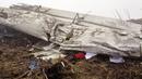 Kondisi pesawat Twin Otter milik maskapai Tara Air yang sempat hilang bersama puluhan penumpangnya di pegunungan Nepal, Rabu (24/2). Pesawat  itu ditemukan di distrik Myagdi dalam keadaan hancur berkeping-keping. (REUTERS/Santosh Gautam)