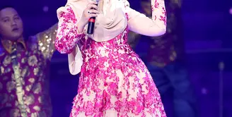 Bersamaan dengan malam puncak perayaan ulang tahun Indosiar ke 21, penyanyi asal Malaysia Siti Nurhaliza juga berulang tahun yang ke 37 tahun. (Andy Masela/Bintang.com)