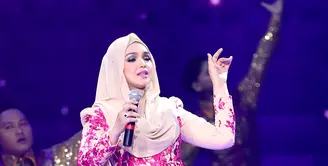 Bersamaan dengan malam puncak perayaan ulang tahun Indosiar ke 21, penyanyi asal Malaysia Siti Nurhaliza juga berulang tahun yang ke 37 tahun. (Andy Masela/Bintang.com)