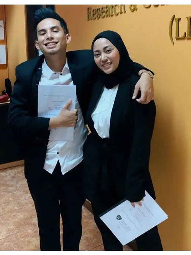 Momen Saat Rachel Vennya Lulus Kuliah Bareng Suami