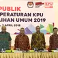 Ketua KPU Arief Budiman (dua kiri) foto bersama Komisioner KPU Ilham Saputra (kiri), Hasyim Asyari (dua kanan), Pramono Ubaid (kanan) saat uji publik rancangan peraturan KPU terkait Pemilu 2019, Jakarta, Kamis (5/4). (Liputan6.com/Herman Zakharia)