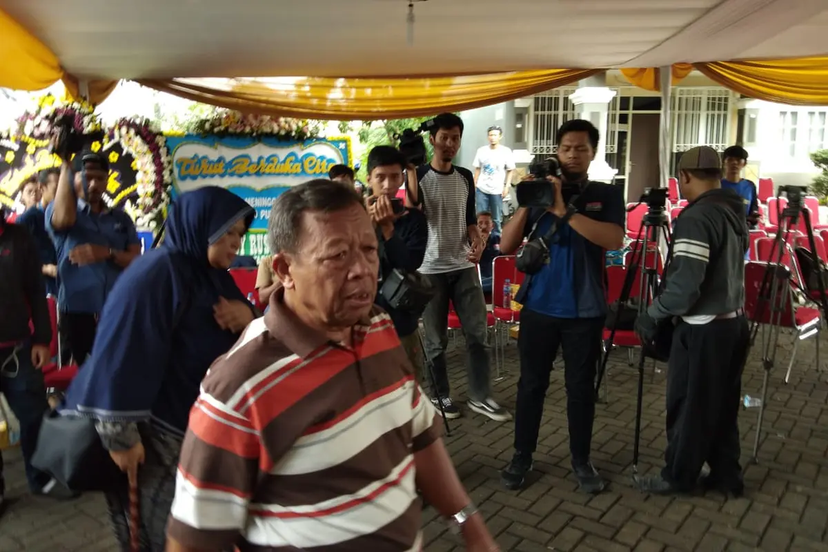 Ayah Almarhum Sutopo Purwo Nugroho, Suharsono Harsosaputro Saat Tiba di Rumah Duka, Cimanggis, Depok, Jawa Barat pada Minggu (7/7/2019). (Foto: Merdeka.com)