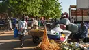 Pedagang kaki lima menjual barang-barang di Niamey, Niger (10/7/2019). Kota ini merupakan pusat administratif, budaya, dan ekonomi di Niger. Industri yang terdapat di kota ini antara lain adalah batu bata, keramik, semen, dan tenun. (AFP Photo/Issouf Sanogo)