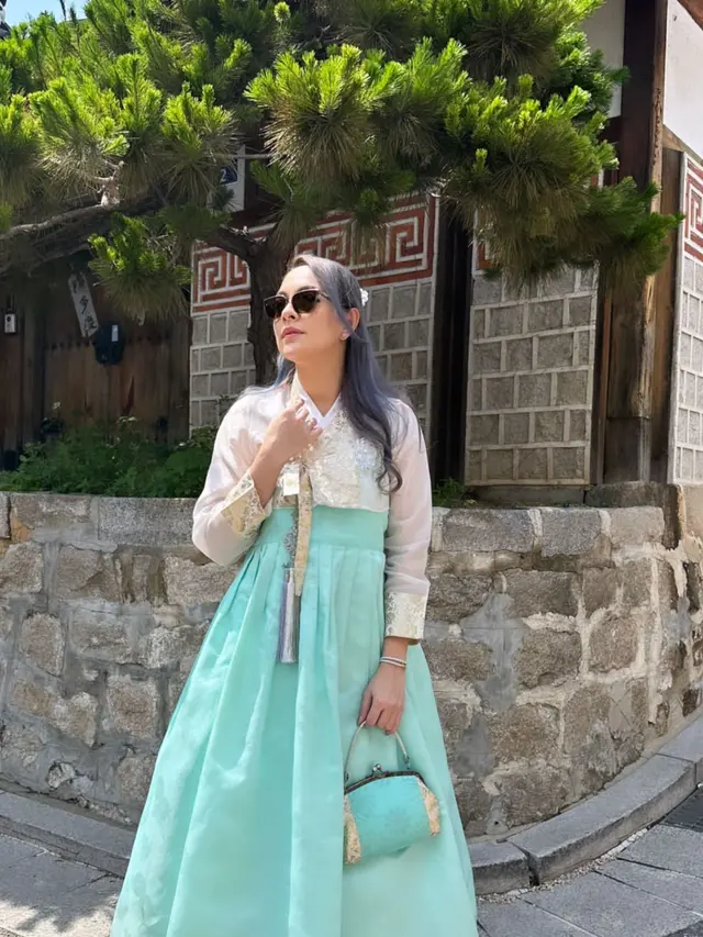 Reisa Kenakan Hanbok