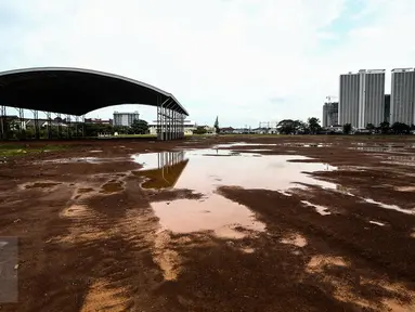 Genangan air terlihat di lokasi proyek pembangunan arena pacuan kuda Pulomas, Jakarta, Rabu (1/2). Kemajuan pembangunan arena pacuan yang akan digunakan dalam Asian Games 2018 itu mencapai 30 persen. (Liputan6.com/Faizal Fanani)