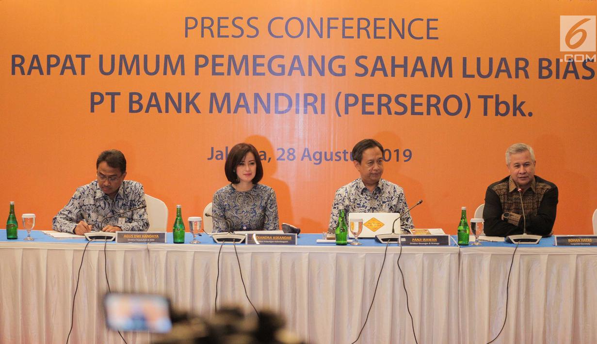 Sekretaris Perusahaan Bank Mandiri Rohan Hafas (kanan) memberikan keterangan usai mengikuti  RUPS LB di Jakarta, Rabu (28/8). RUPSLB tersebut mengangkat Rionald Silaban sebagai Komisaris perseroan menggantikan Askolani yang menjabat sebagai Dirjen Anggaran Kemenkeu. (Liputan6.com/Faizal Fanani)
