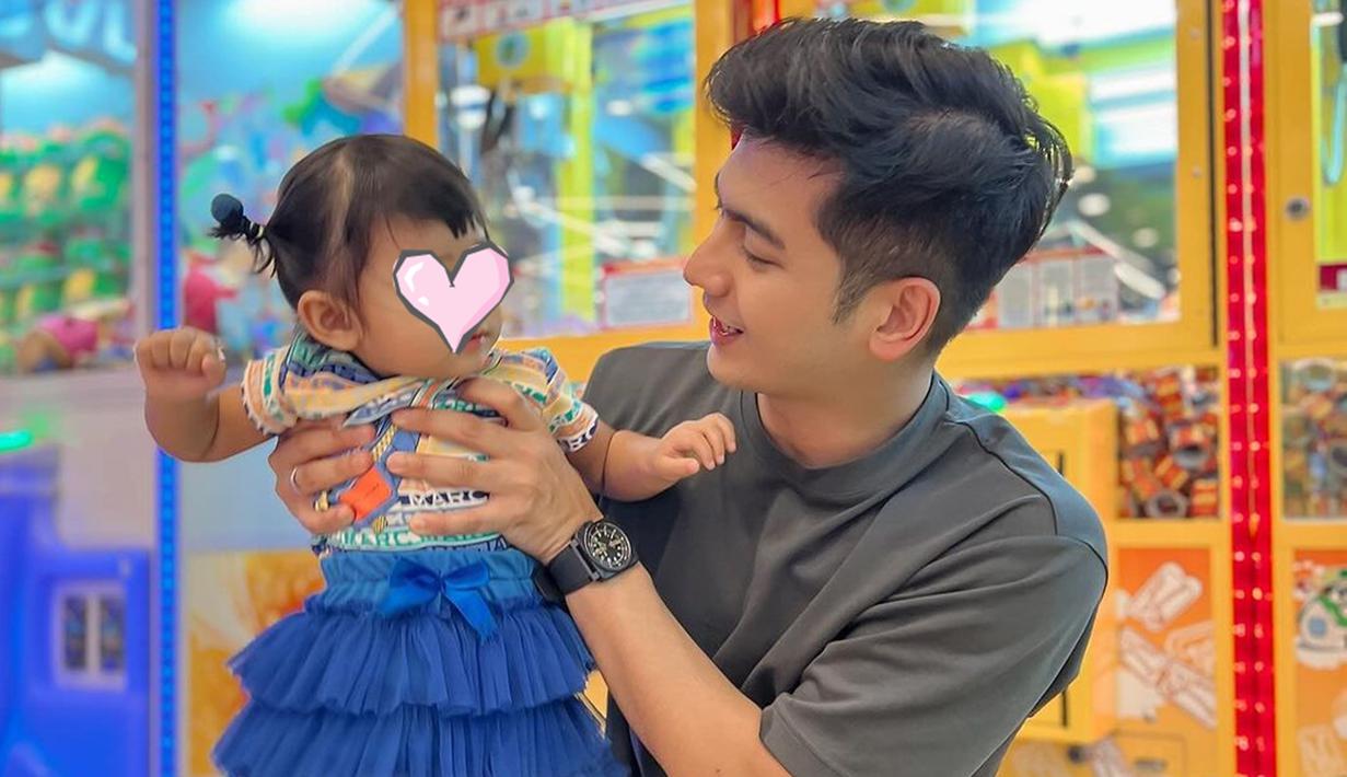 Hangatnya kebersamaan Teuku Ryan dan Moana membuat netizen berharap jika Teuku Ryan dan Ria Ricis tidak jadi bercerai. Belum genap 3 tahun menikah, namun dikabarkan akan bercerai membuat tak sedikit netizen terkejut. Selama kabar pisah terdengar sepanjang 2023, Teuku Ryan sering luangkan waktu bareng Moana dan unggah foto bareng buah hati tercinta itu di Instagram. (Liputan6.com/IG/@teukuryantr)