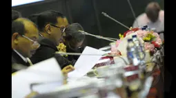 Gubernur Bank Indonesia, Agus Martowardojo (tengah) menyampaikan pemaparannya saat rapat kerja dengan Komisi XI, Jakarta, Kamis (22/1/2015). Pembahasan Asumsi Dasar Makro dan Pembiayaan dalam RUU APBN Perubahan TA 2015.  (Liputan6.com/Andrian M Tunay)