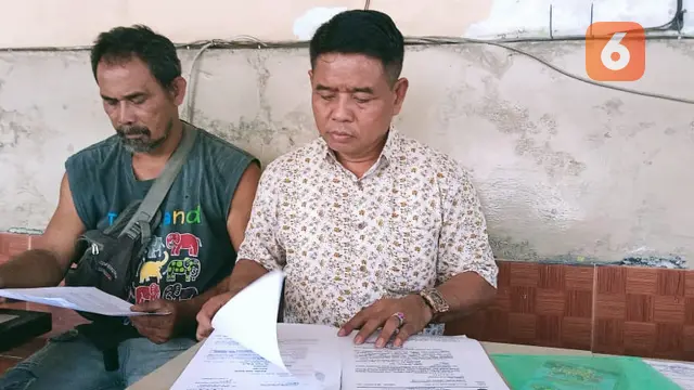 Ahli waris penghuni rumah dan lahan di Jalan Badak Nomor 52 Makassar, Stefanus Djaya bersama kuasa pendamping hukum keluarga ahli waris, Yakobus memberikan keterangan pers (Liputan6.com/Eka Hakim)