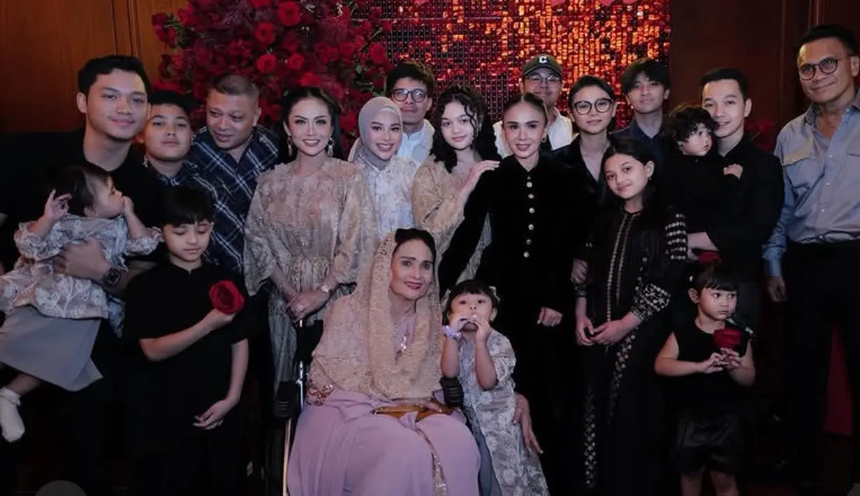 Keluarga Krisdayanti hadir dari ibunda, suami, anak-anak, hingga cucunya. Tampak Yuni Shara hadir mengenakan baju serba hitam kompak dengan Raul Lemos. Amora mengenakan dress warna gold. Sementara ibundanya tampil dengan abaya pink. [@aurelie.hermansyah]