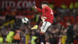 Tampil dengan sebagian besar pemain pelapis sebagai starter, Manchester United langsung menekan Charlton Athletic di awal laga. MU sudah mendapat dua peluang bagus melalui Alejandro Garnacho saat laga baru berjalan sepuluh menit. Namun Keduanya masih belum menemui sasaran. (AFP/Oli Scarff)