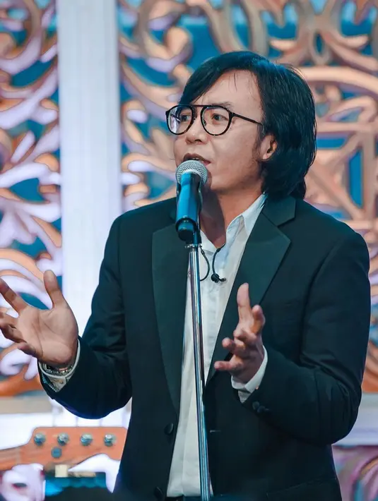 Penampilan Ari Lasso dengan setelan jas satu ini juga tak lepas dari perhatian netizen. Pasalnya, meski menggunakan pakaian formal, Ari Lasso justru terlihat cukup santai dengan setelan jasnya. (Liputan6.com/IG/@ari_lasso)