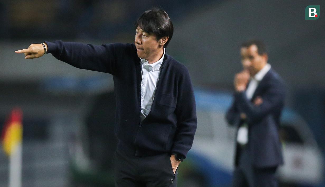 Shin Tae-yong yang kini hendak memasuki umur 52 tahun mengenakan busana rapi bak anak muda. (Bola.com/Bagaskara Lazuardi)