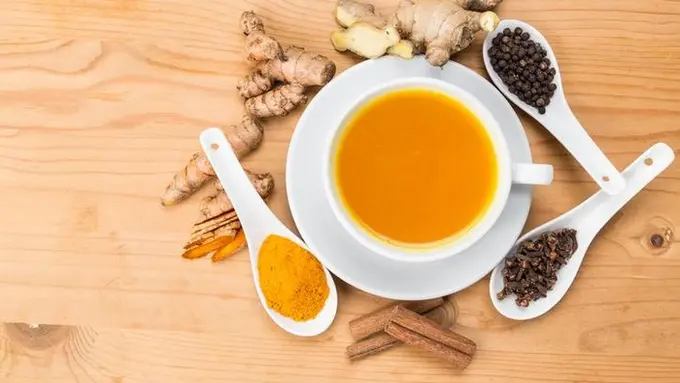 Ilustrasi Minuman Herbal Kunyit dan Lada (Sumber: Getty Images/iStockphoto/ThamKC)