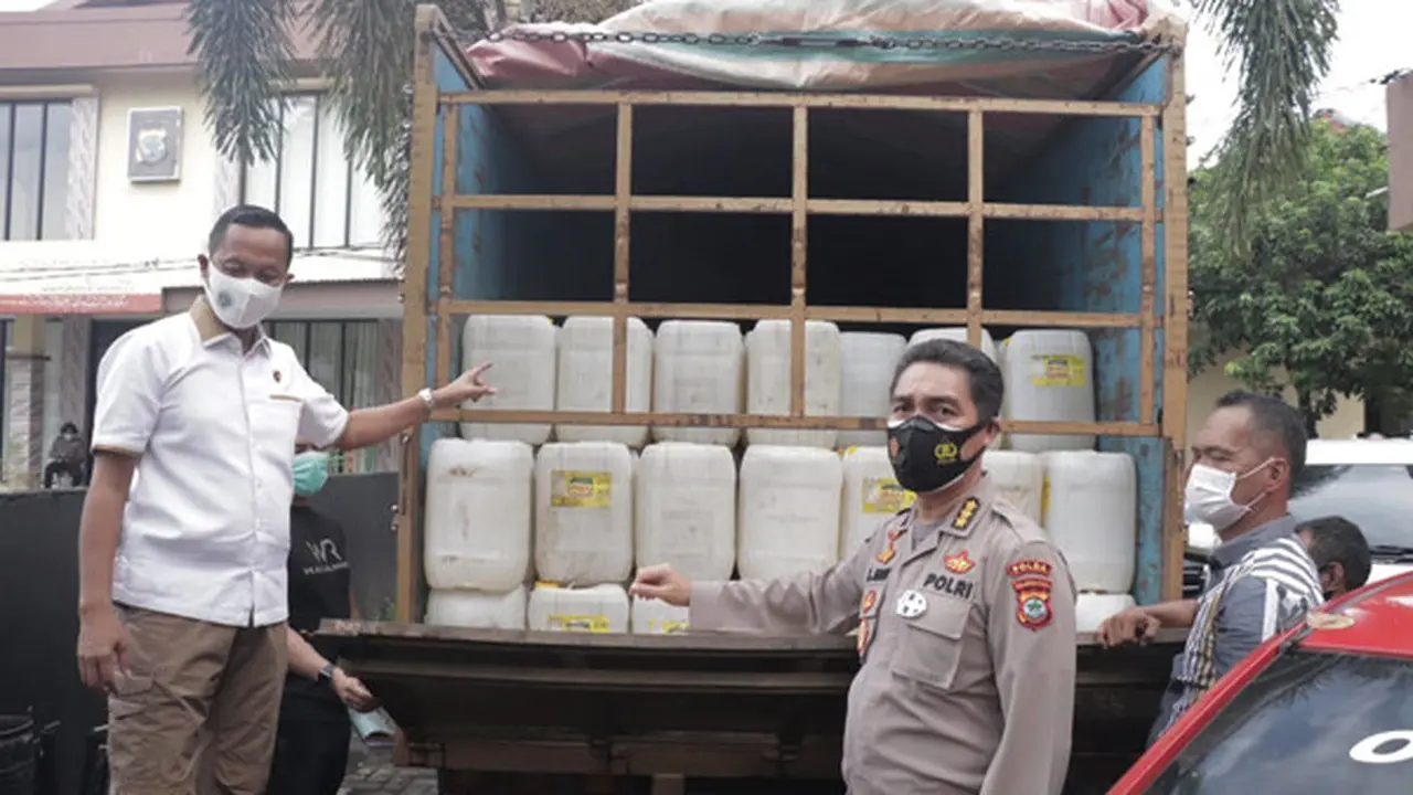 Ribuan liter cap tikus yang gagal dibawa dari Minahasa Twenggara, Sulut, ke Manokwari, Papua Barat.