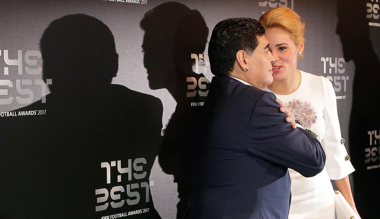 Diego Maradona bersama kekasihnya, Rocio Oliva berbincang saat menghadiri The Best FIFA Football Awards 2017 di London, Inggris (23/10). Rocio berusia 23 tahun  merupakan kekasih Maradona sejak lebih dari 3 tahun lalu. (AP Photo/Alastair Grant)