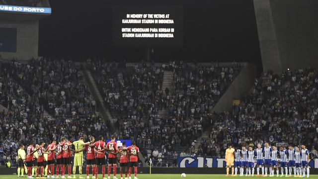 Foto: Liga Champions Ikut Berduka atas Tragedi Kanjuruhan, Pertandingan Dimulai dengan Mengheningkan Cipta
